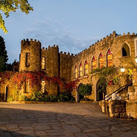 Отель The Manor Basket Range Экстерьер фото
