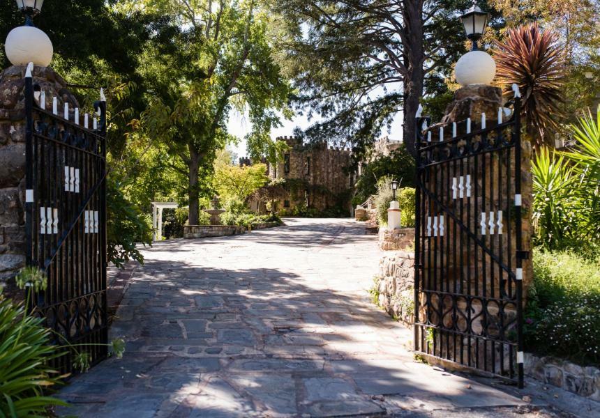 Отель The Manor Basket Range Экстерьер фото